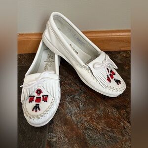 Women’s Minnetonka Moccasin white beaded thunderbird Animiki hard sole. Size 7